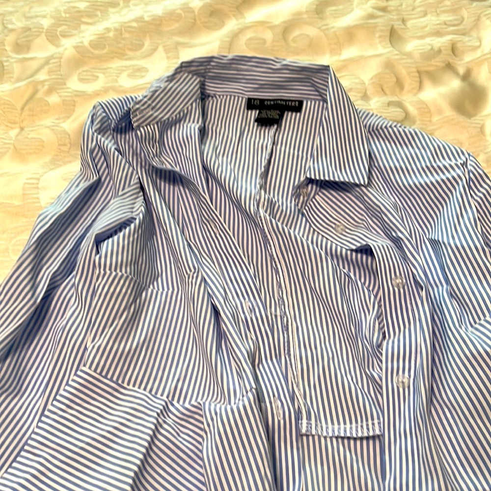 Blouse w/, tags still attached. Pretty blouse that flares out at the bottom